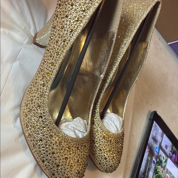 Gold Shimmering Heels with Glitter Finish - Picture 4 of 9